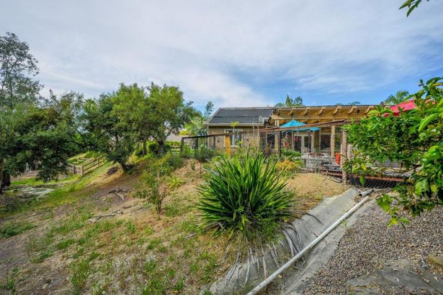 2889 Camden Dr, Vista, CA 92081