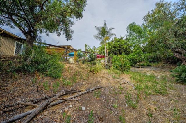 2889 Camden Dr, Vista, CA 92081