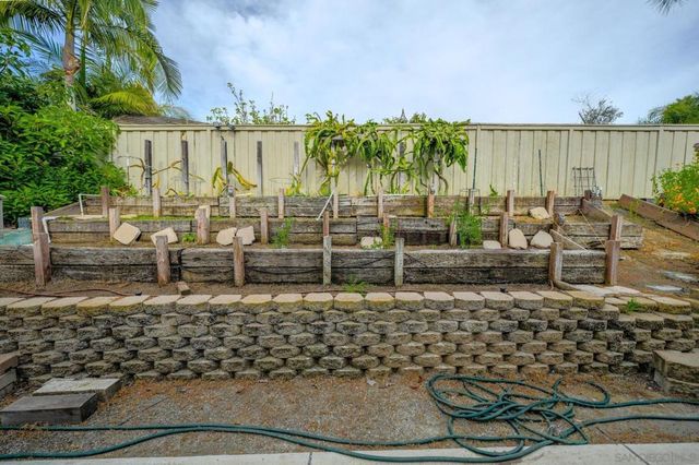 2889 Camden Dr, Vista, CA 92081