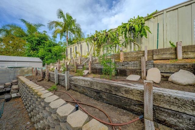 2889 Camden Dr, Vista, CA 92081