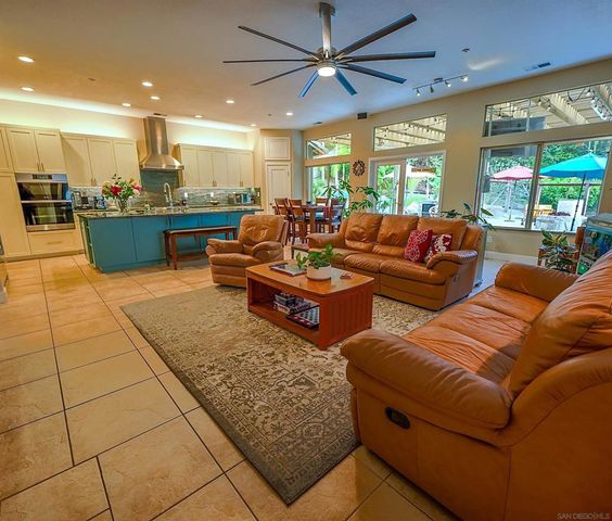 2889 Camden Dr, Vista, CA 92081