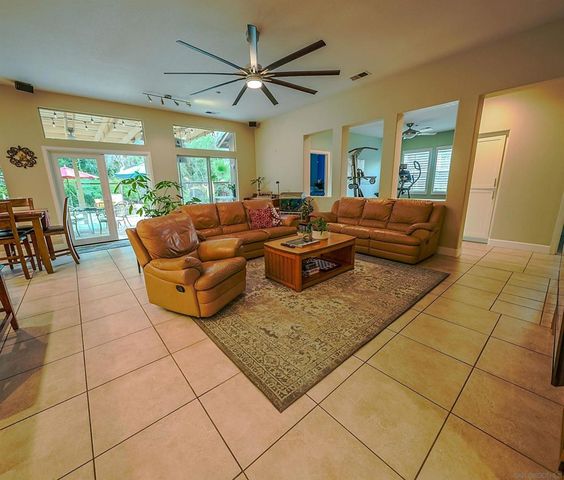 2889 Camden Dr, Vista, CA 92081