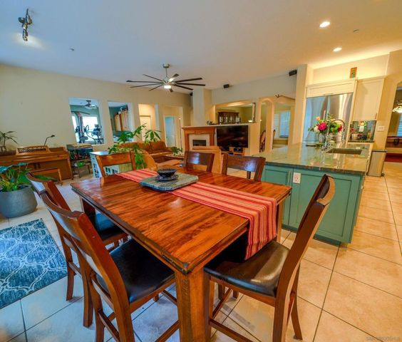 2889 Camden Dr, Vista, CA 92081
