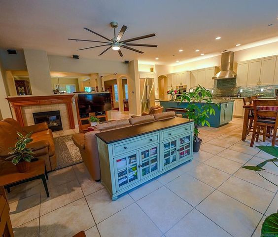 2889 Camden Dr, Vista, CA 92081