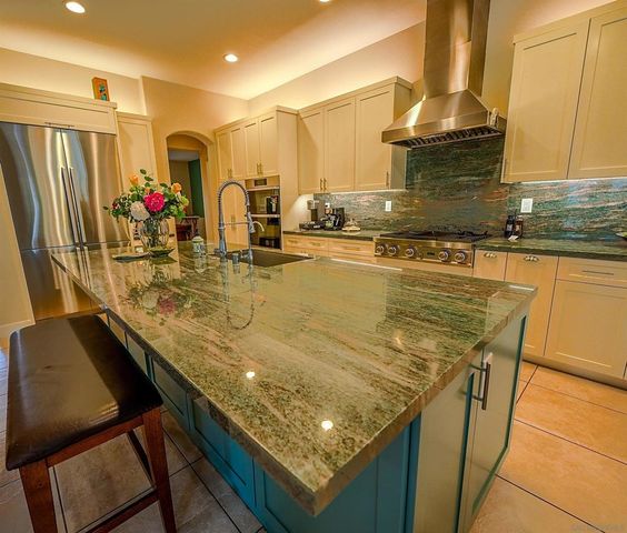 2889 Camden Dr, Vista, CA 92081