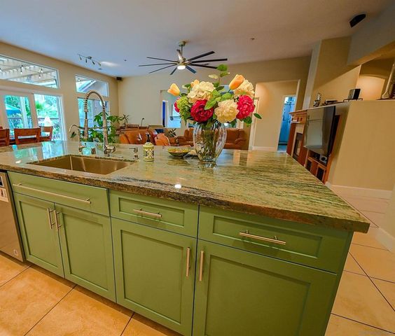 2889 Camden Dr, Vista, CA 92081