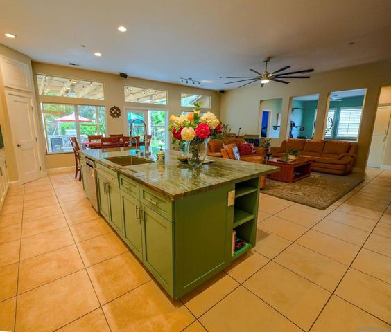 2889 Camden Dr, Vista, CA 92081
