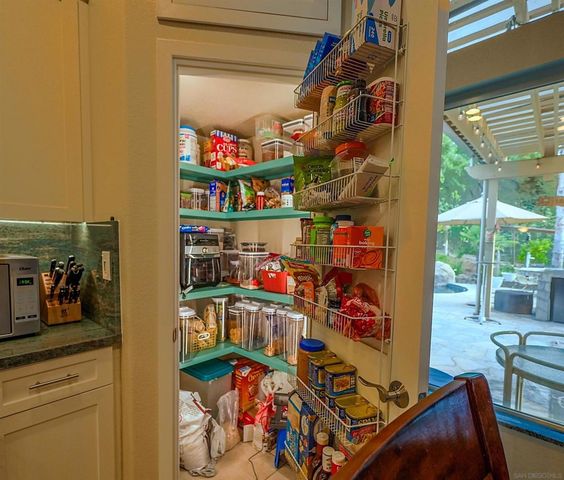 2889 Camden Dr, Vista, CA 92081