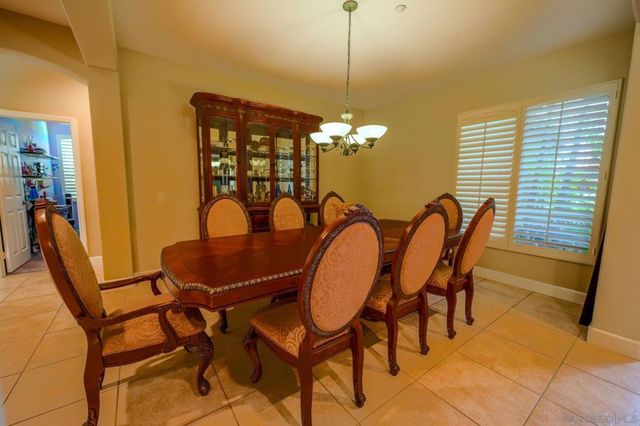 2889 Camden Dr, Vista, CA 92081