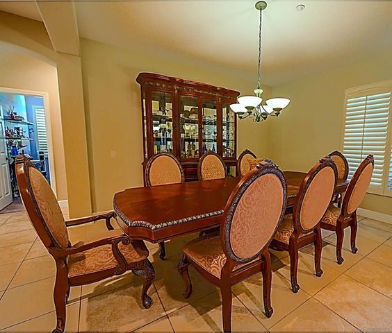 2889 Camden Dr, Vista, CA 92081