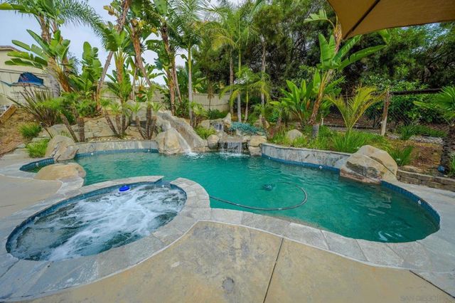 2889 Camden Dr, Vista, CA 92081
