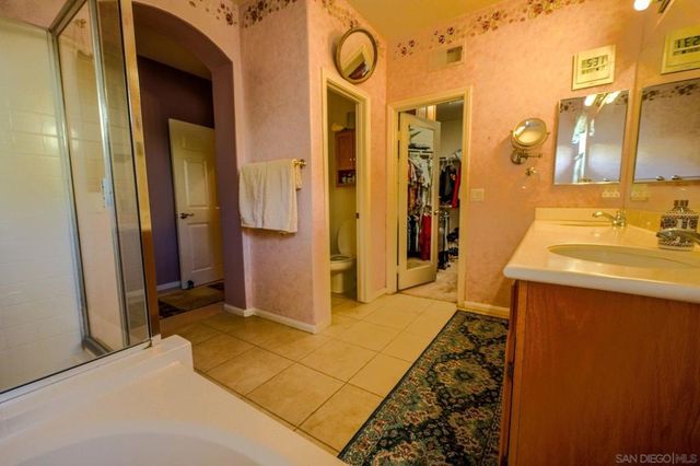2889 Camden Dr, Vista, CA 92081