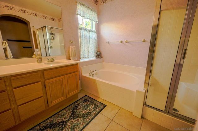 2889 Camden Dr, Vista, CA 92081