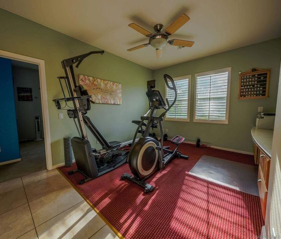 2889 Camden Dr, Vista, CA 92081