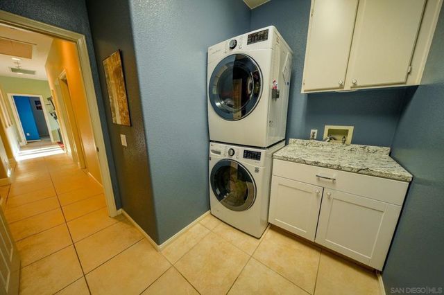 2889 Camden Dr, Vista, CA 92081