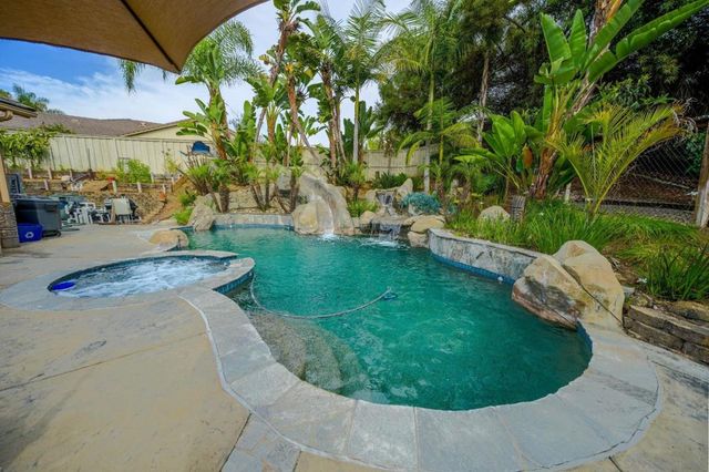 2889 Camden Dr, Vista, CA 92081