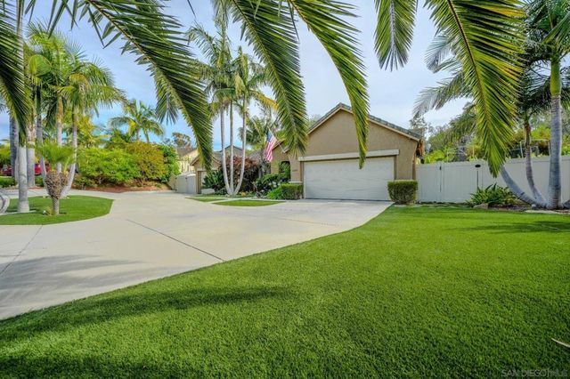2889 Camden Dr, Vista, CA 92081
