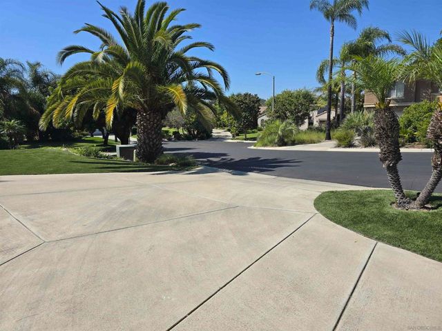 2889 Camden Dr, Vista, CA 92081