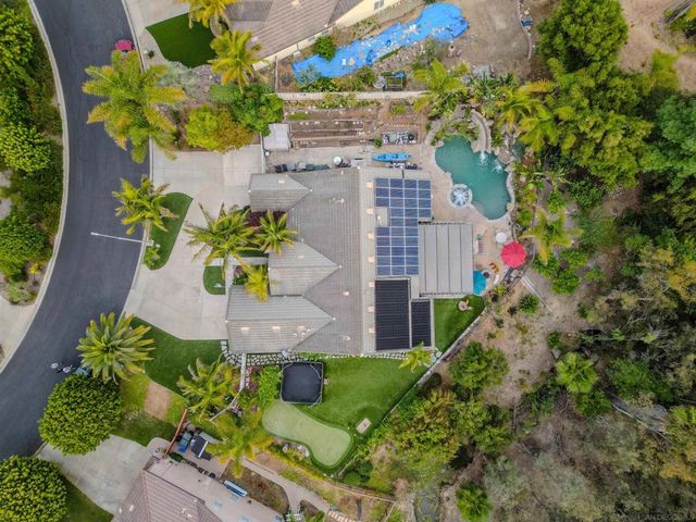 2889 Camden Dr, Vista, CA 92081