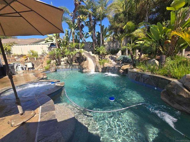 2889 Camden Dr, Vista, CA 92081