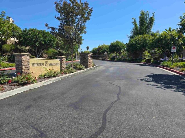 2889 Camden Dr, Vista, CA 92081