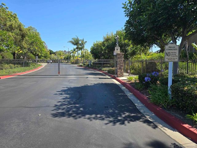 2889 Camden Dr, Vista, CA 92081