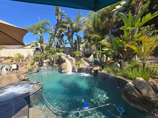 2889 Camden Dr, Vista, CA 92081