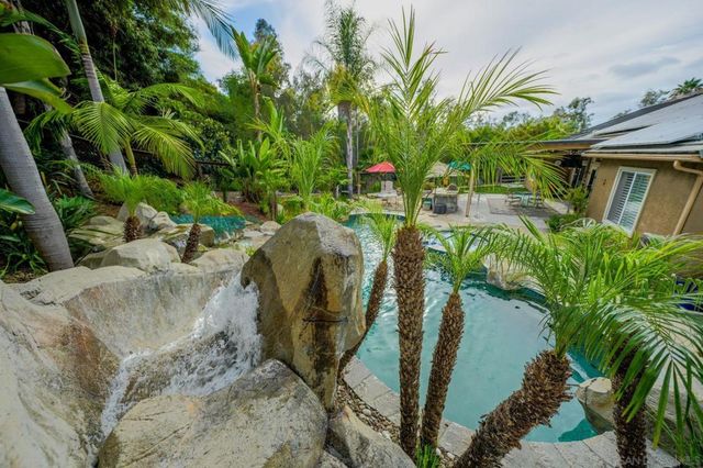 2889 Camden Dr, Vista, CA 92081