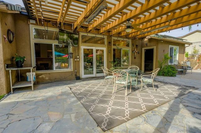 2889 Camden Dr, Vista, CA 92081