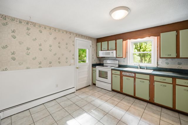 7 Fran Avenue, Plaistow, NH 03865