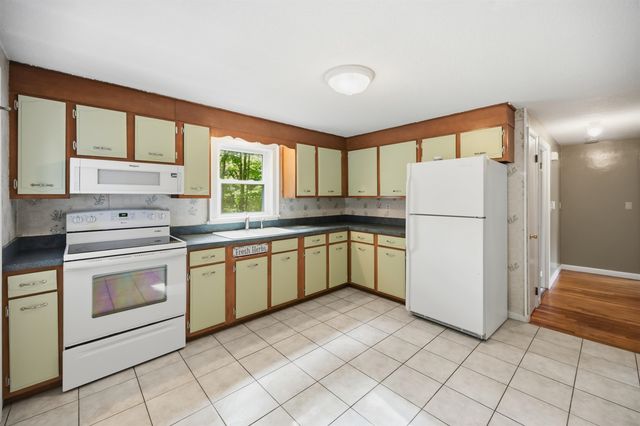 7 Fran Avenue, Plaistow, NH 03865