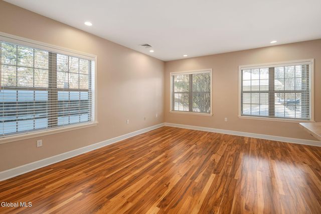 73 Saratoga Road APT 15, Glenville, NY 12302