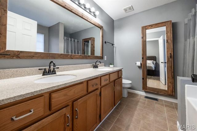 98 Stonebrooke, Troy, IL 62294
