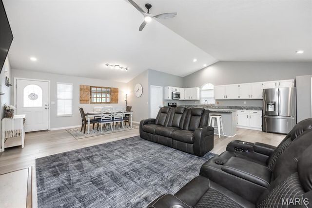 98 Stonebrooke, Troy, IL 62294
