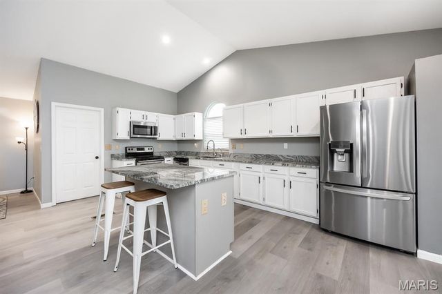 98 Stonebrooke, Troy, IL 62294