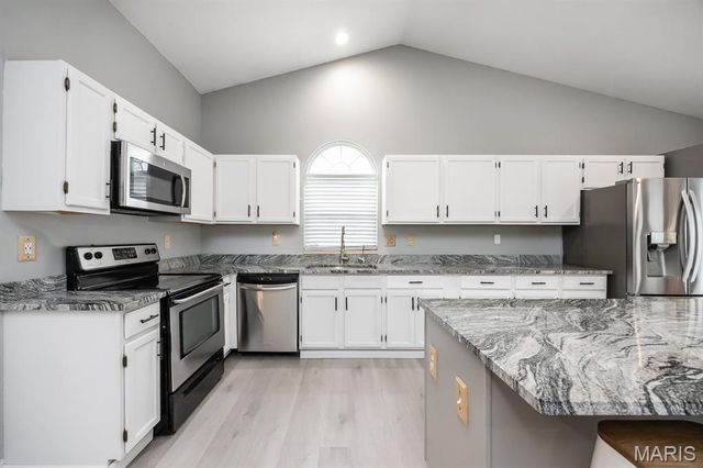 98 Stonebrooke, Troy, IL 62294