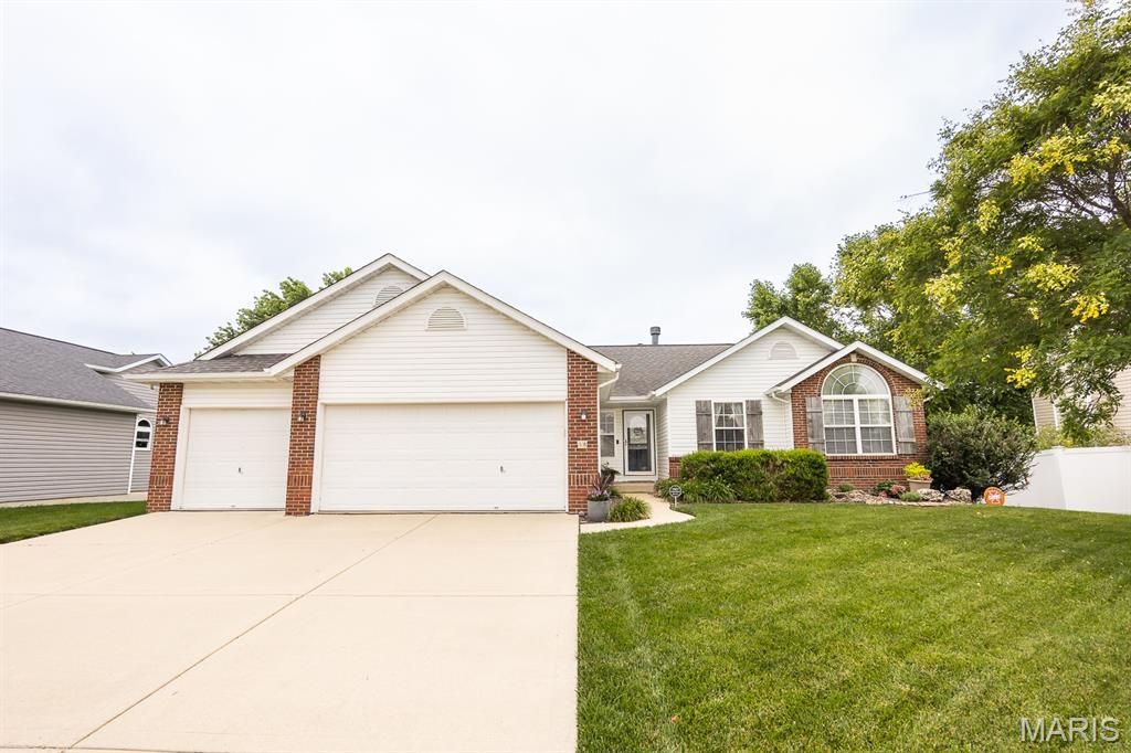 98 Stonebrooke, Troy, IL 62294
