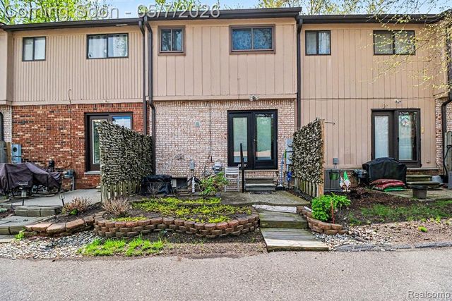 3120 N Summers Road, Keego Harbor, MI 48320