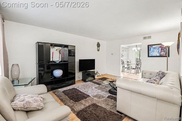 3120 N Summers Road, Keego Harbor, MI 48320