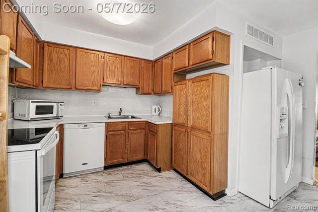 3120 N Summers Road, Keego Harbor, MI 48320
