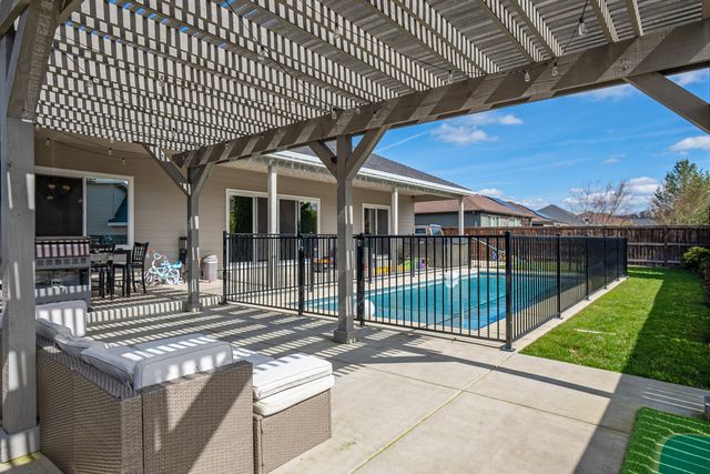 936 Arrowhead Trail, Eagle Point, OR 97524