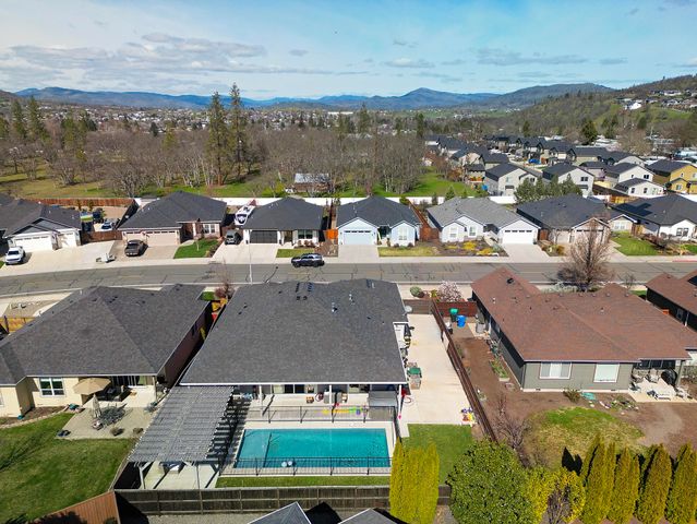 936 Arrowhead Trail, Eagle Point, OR 97524