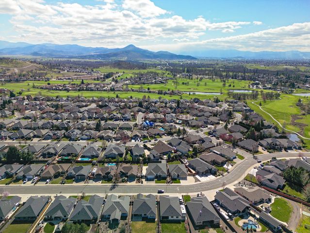 936 Arrowhead Trail, Eagle Point, OR 97524