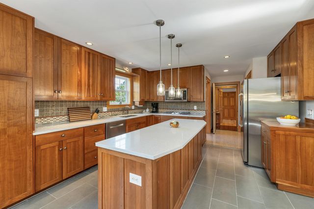 15 County Road, Alton, NH 03810