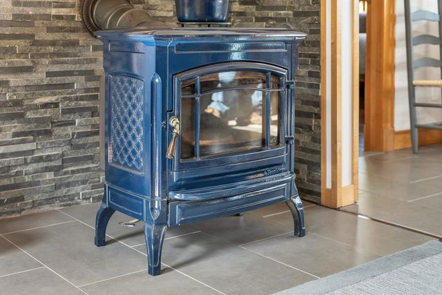 15 County Road, Alton, NH 03810