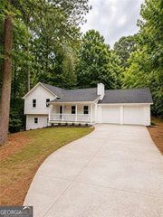 6211 Emerald Springs Drive SE, Acworth, GA 30102