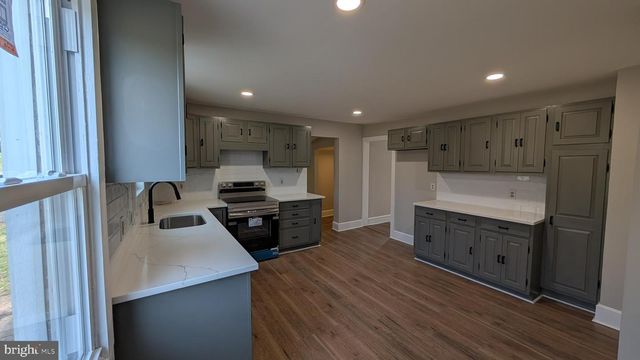 4 BORATEN RD, Royersford, PA 19468