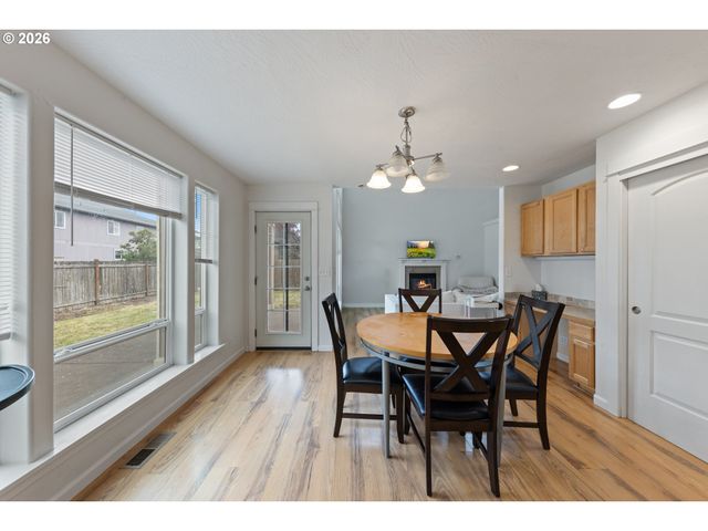 886 N 7TH St, Harrisburg, OR 97446