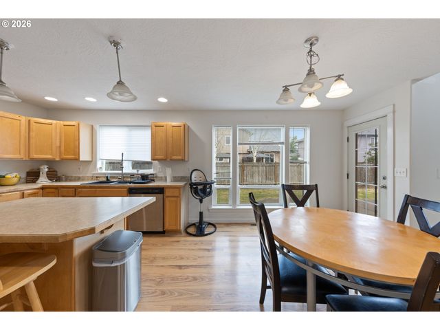 886 N 7TH St, Harrisburg, OR 97446