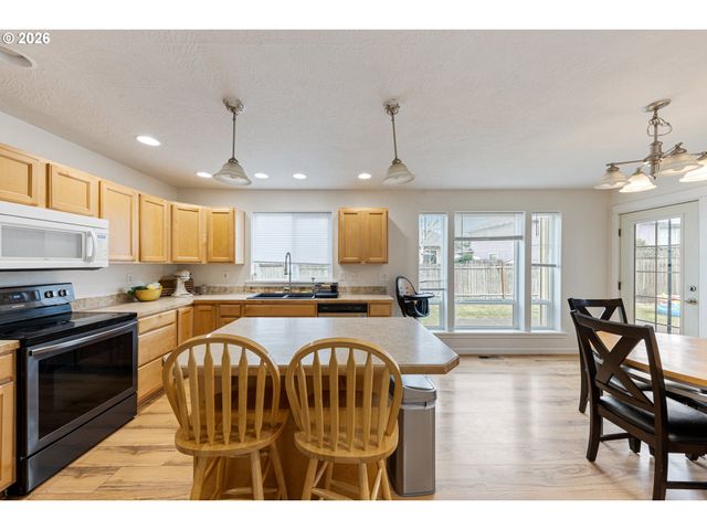 886 N 7TH St, Harrisburg, OR 97446